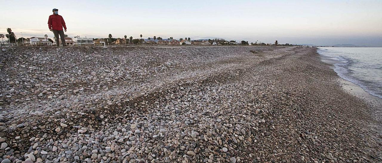Vista reciente de la playa de Corinto, con un gran escalón de piedras en la orila. | LEVANTE-EMV