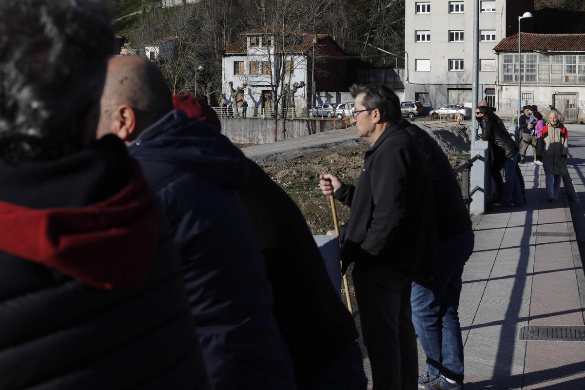 Así se instaló la pasarela peatonal de La Chalana, en Laviana