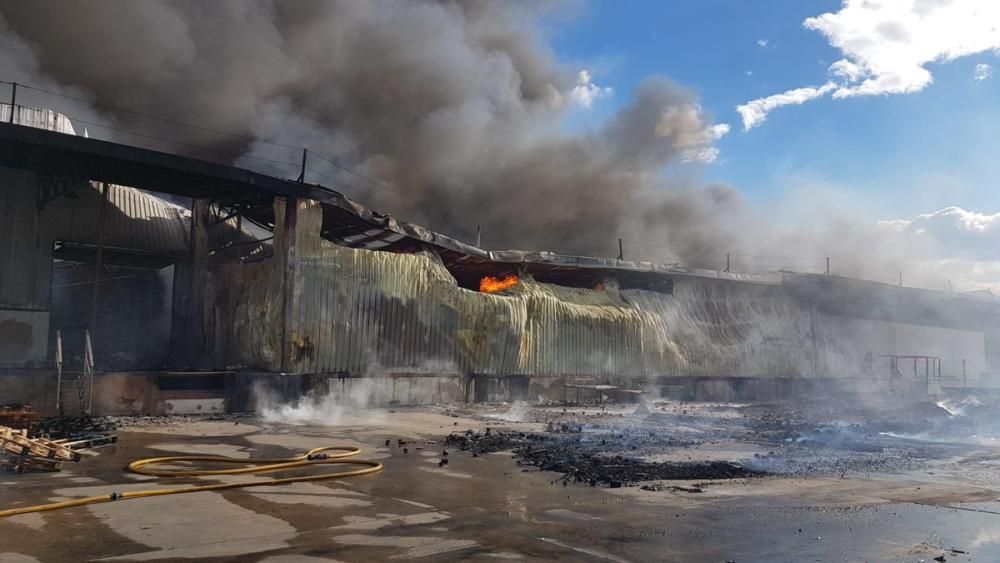 Un incendio arrasa una empresa de regalos en Manises