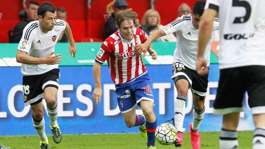 Halilovic, presionado por Javi Fuego, a la izquierda.