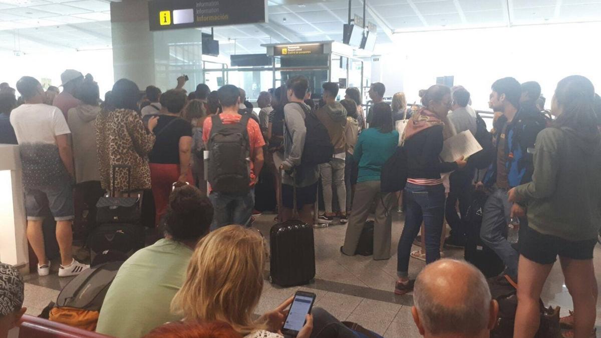 Los 180 pasajeros reclamaron en el aeropuerto de Tenerife el pasado día 26.