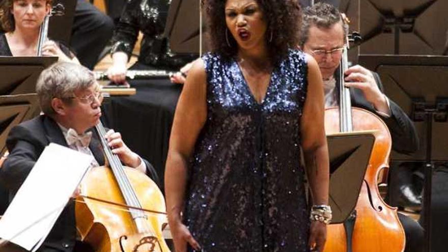 Measha Brueggergosman, durante la interpretación de una de las canciones de Strauss con la OSPA, en el Auditorio.