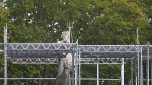 La fuente de Neptuno, en Madrid, rodeada de andamios días antes de que se iniciara su restauración.
