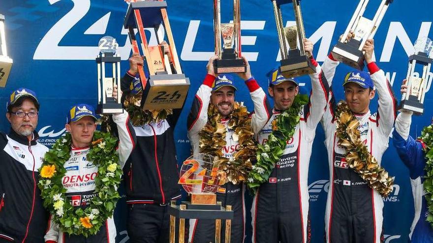 Fernando Alonso, junto a Buemi y Nakajima, en el podio del circuito de Le Sartre. // Efe