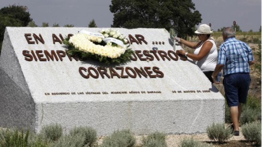 Se depositan ofrendas florales en el lugar del accidente de Spanair