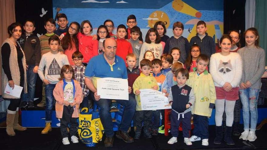 El cartero, junto a alumnos y la directora del colegio de Présaras, ayer, en la entrega del premio.