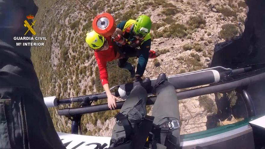 El helicóptero de la Guardia Civil rescata a dos excursionistas accidentados en Mallorca
