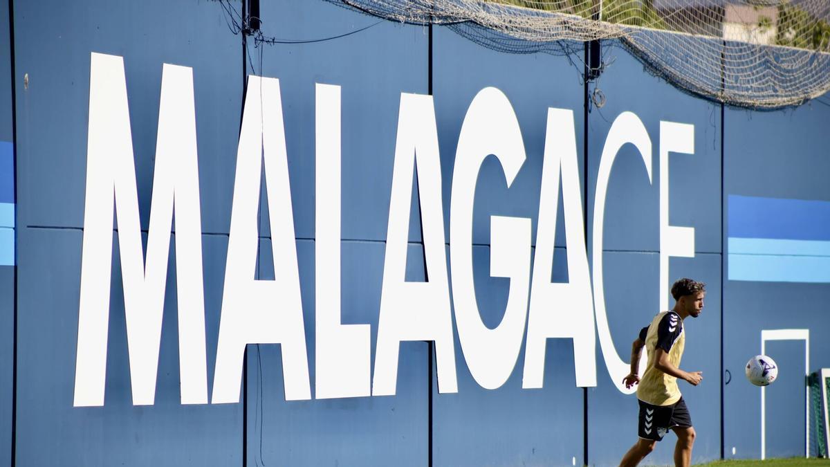 Foto del primer entrenamiento del Málaga CF de la temporada 2026/2027 en el Anexo de La Rosaleda