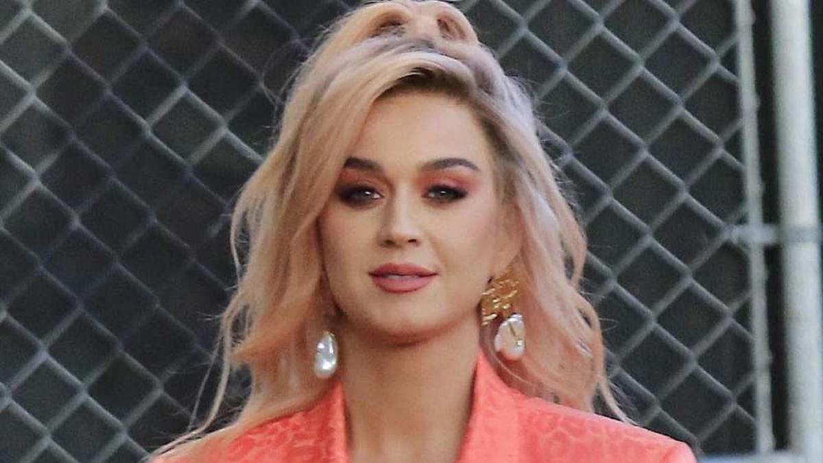 Katy Perry con traje naranja y pelo rosa