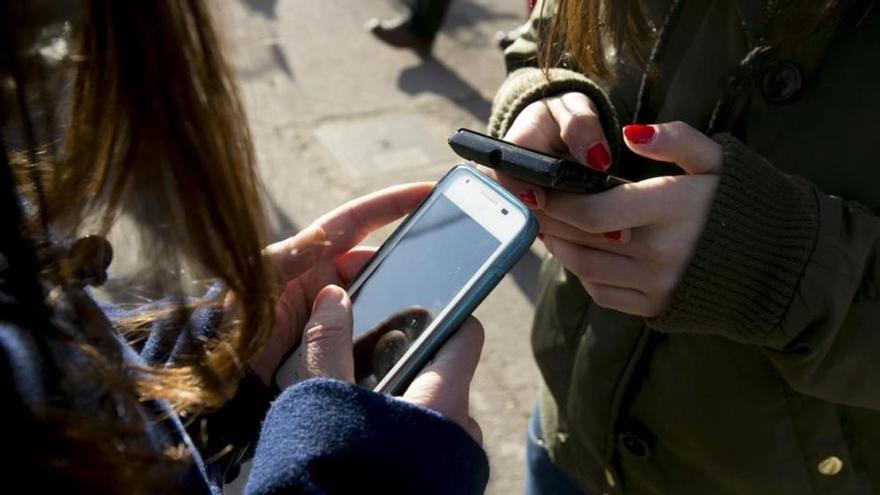 La edad ideal para que los niños tengan su primer teléfono móvil son los 15 años, según una fundación