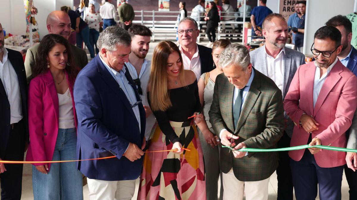 El presidente de la Diputación corta la cinta inaugural de la Feria del Pastoreo junto a la alcaldesa de Villaralto.