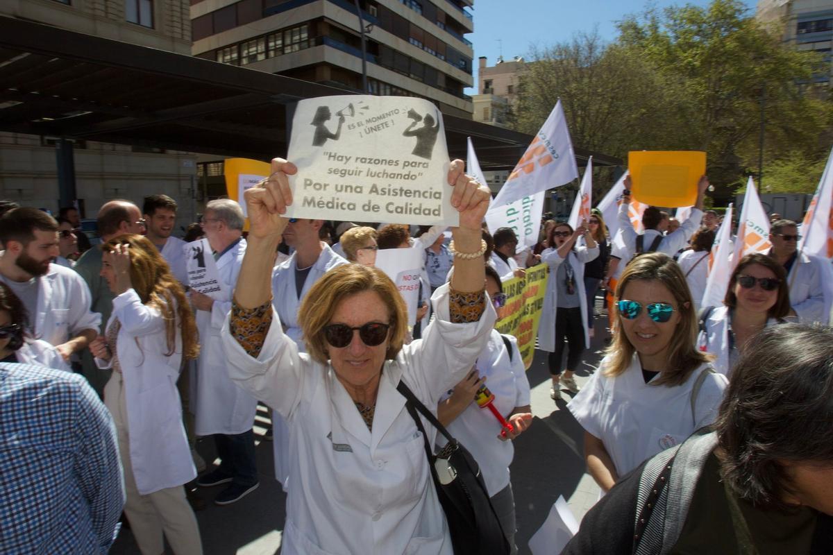 Otro instante de la protesta de los médicos en Alicante, este lunes