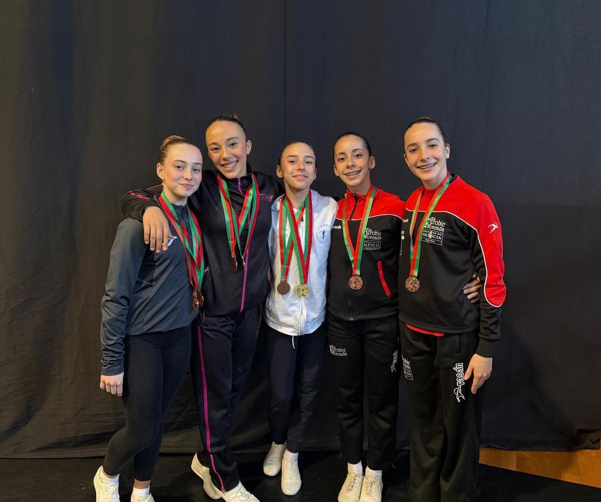 La gimnasta de Xàtiva Leyre Mahiques, junto a sus compañeras, con las medallas conseguidas en Portugal.