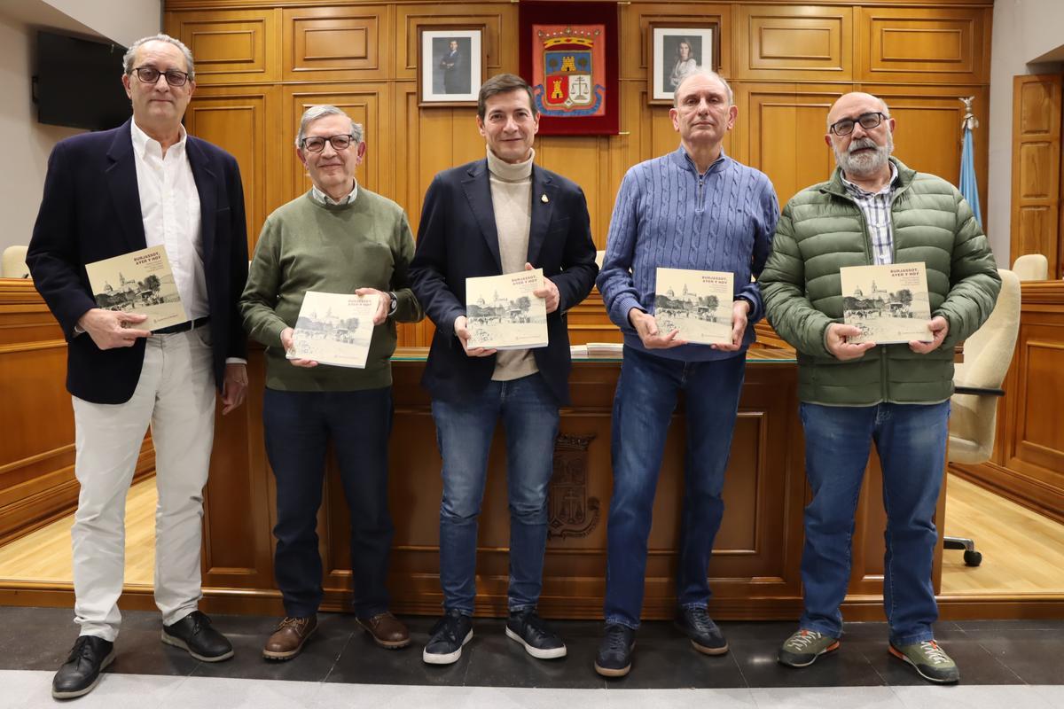 El alcalde con los autores de "Burjassot, ayer y hoy", Robert Blanes, Arturo Cervellera, Ángel López y Vicente Sanchis.