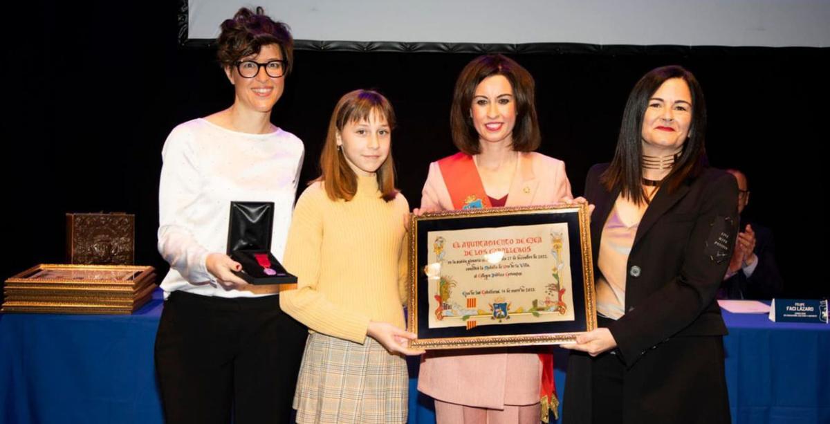 Representantes del CEIP Cervantes recogieron la medalla de oro.