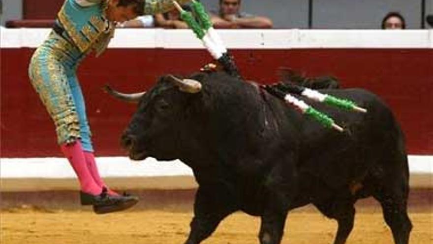 Antonio Ferrera recibe el trofeo al triunfador de la feria de San Juan 2006 de Badajoz