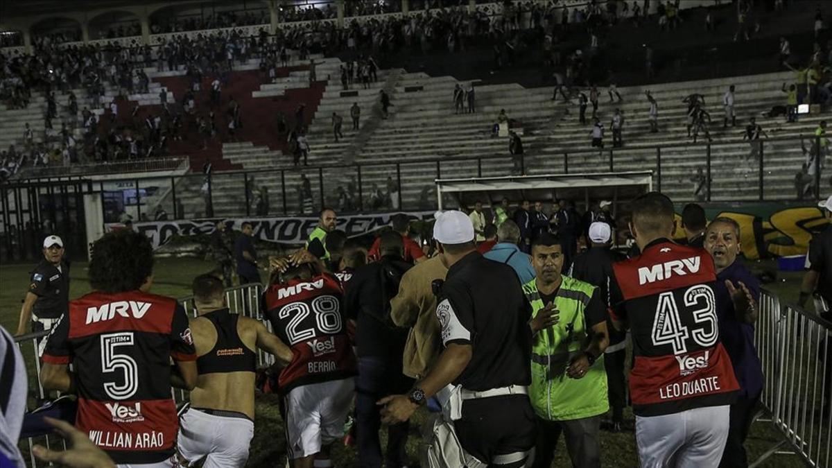 Los jugadores del Flamengo, agredidos con todo tipo de objetos