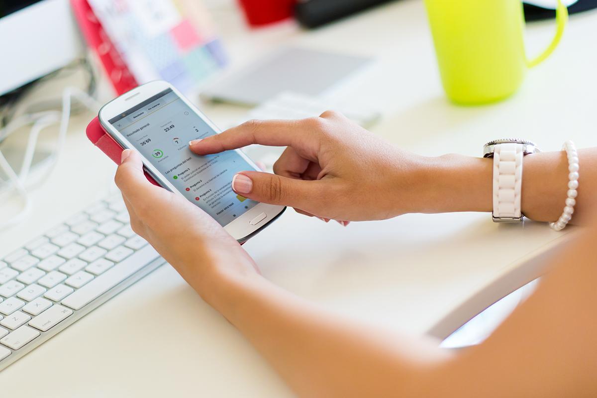 Usar apps especializadas en oposiciones como OpositaTest ayuda a maximizar el rendimiento de las horas de estudio