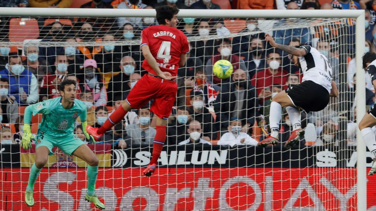 Alderete cabecea y bate a Diego López, colocando el 1-0 en el marcador de Mestalla.