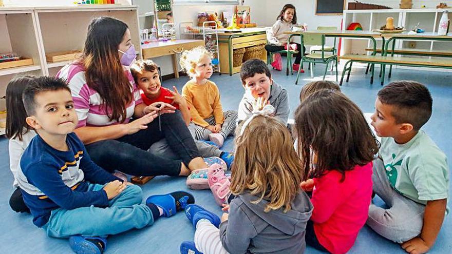 Educar en positivo desde la calma es fundamental en este tipo de enseñanza. La profe Celeste explica al alumnado las propuestas a elegir, como la metodología Reggio Emilia, conocida como pedagogía de la luz.