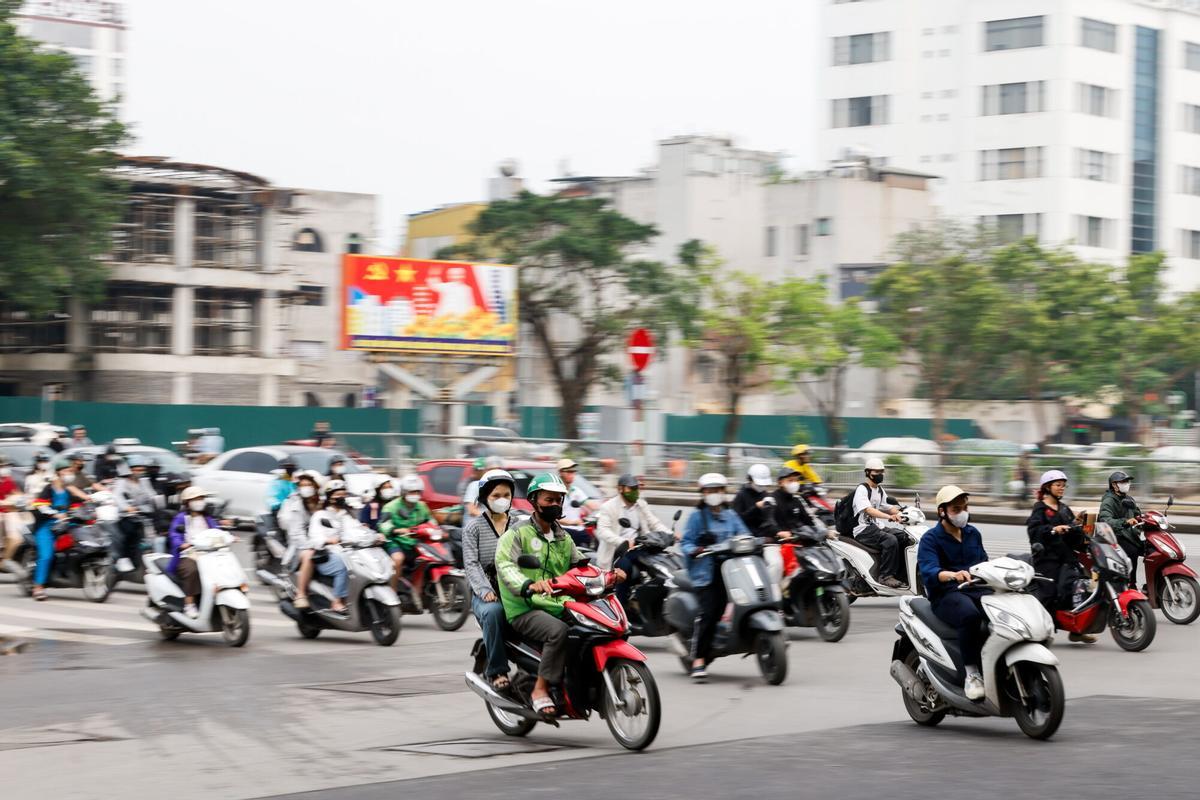 Personas circulando en motocicleta por Hanói, Vietnam, el 30 de marzo de 2026. El Gobierno vietnamita ha aprobado una financiación anticipada adicional de 303,7 millones de dólares estadounidenses para el fondo de estabilización de los precios de los combustibles, con el fin de contribuir a estabilizar los precios internos de los combustibles.