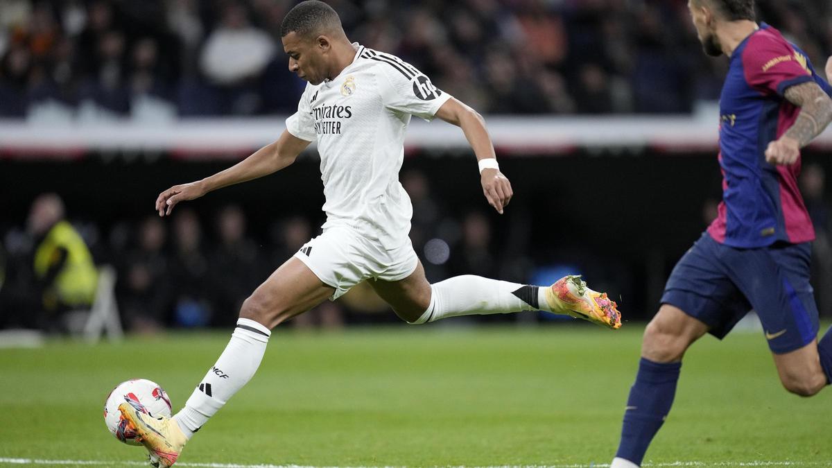 Mbappé ser dispone a disparar a portería en presencia de Iñigo.