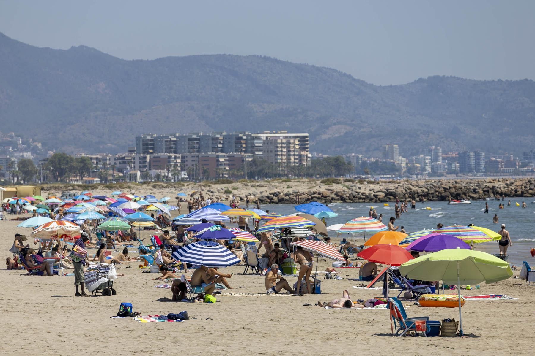 Los bañistas se refrescan en la ola de calor en Castellón