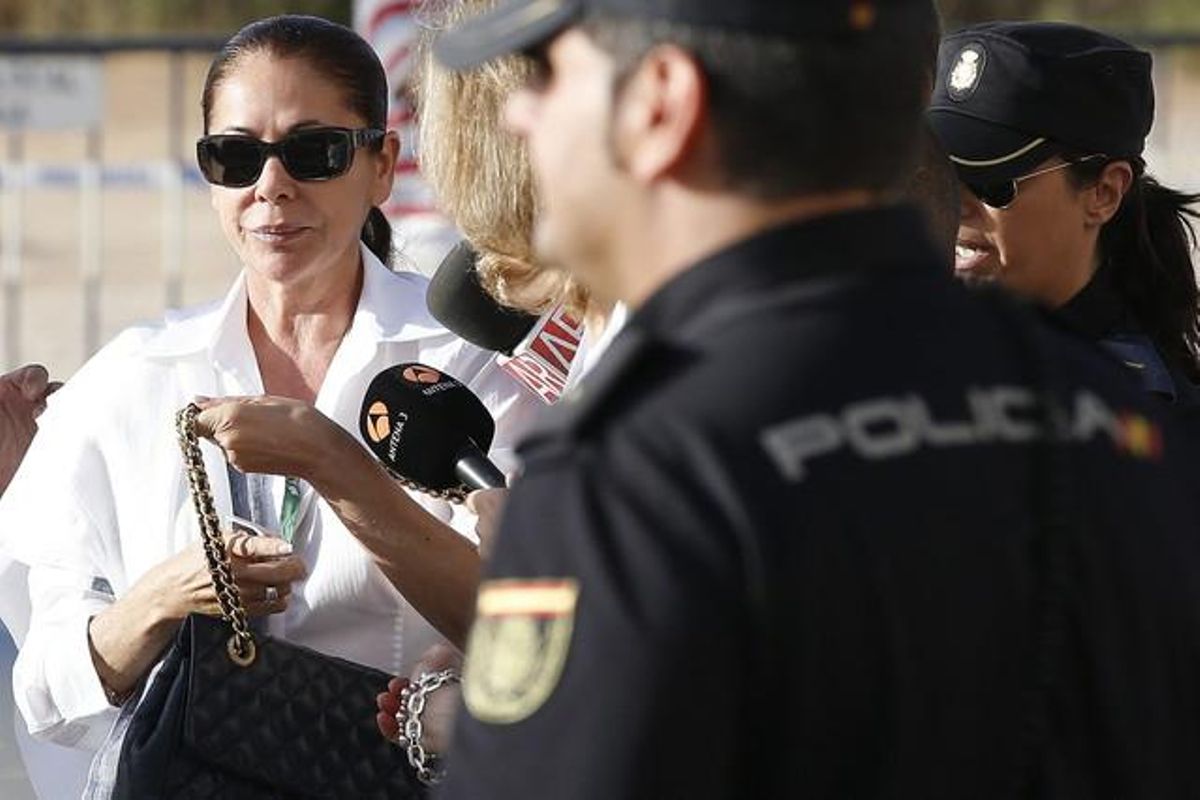 Isabel Pantoja arriba a l’Audiència de Màlaga,el segon dia del judici per blanqueig contra la ’tonadillera’. Isabel Pantoja arriba a l’Audiència de Màlaga,el segon dia del judici per blanqueig contra la ’tonadillera’.