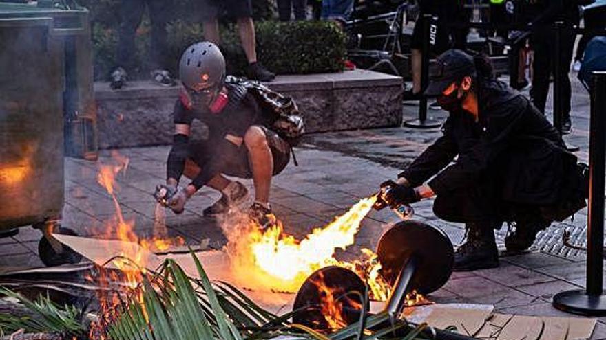 Dos manifestants encenen una barricada a Hong Kong