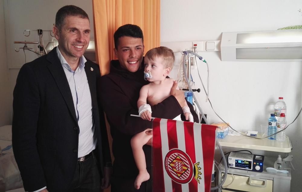 Visita del Girona FC als nens a l'hospital