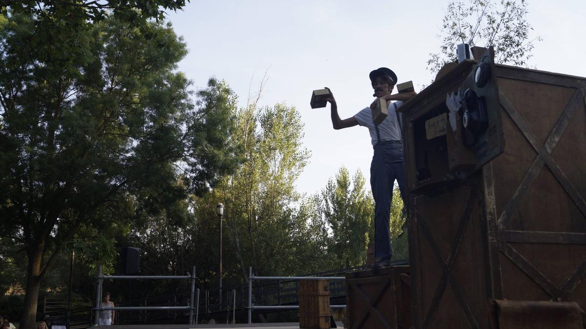 Jean Philippe Kikolas lleva su show "Sin remite" a las Aceñas de Cabañales dentro del festival Circo a la Calle. Jean Philippe Kikolas lleva su show "Sin remite" a las Aceñas de Cabañales dentro del festival Circo a la Calle.