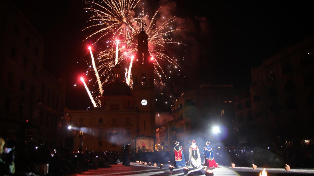 La Cabalgata desborda ilusión y la magia se apodera de todos y cada uno de los rincones de Alcoy.