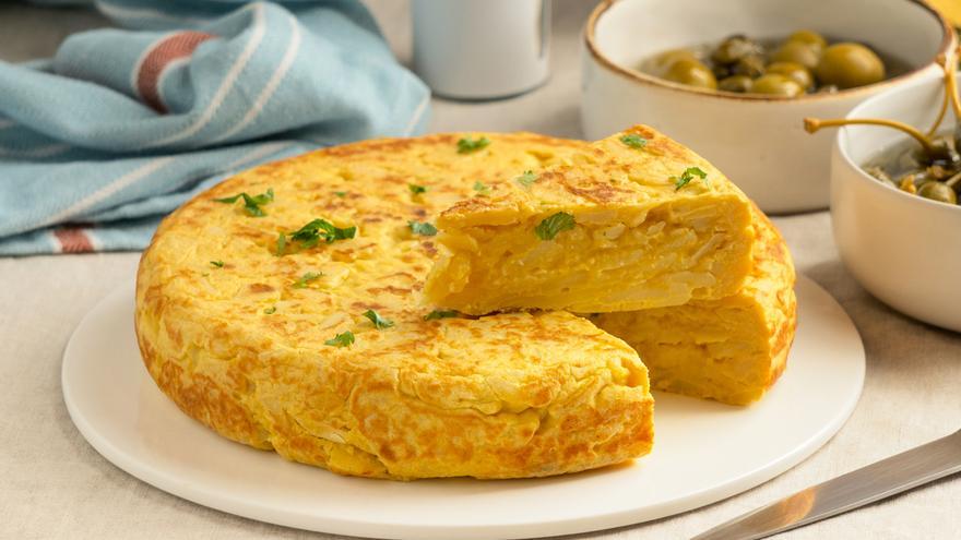 El error (que todos cometemos) de cocinar huevos fritos que aumenta el riesgo de salmonelosis
