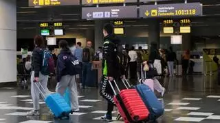 Los canarios viajan menos al extranjero pero hacen los desplazamientos más largos de España