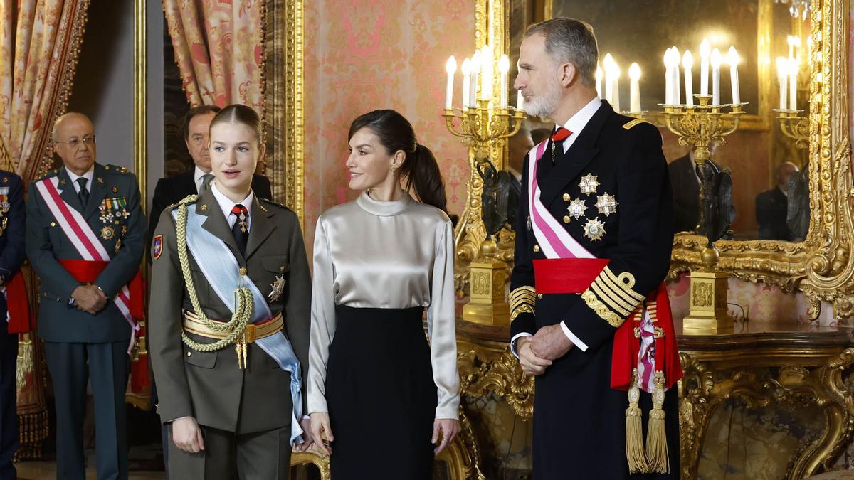 -La princesa Leonor, la reina Letizia, y el rey Felipe VI, durante la recepción  en el Palacio Real con motivo de la Pascua Militar
