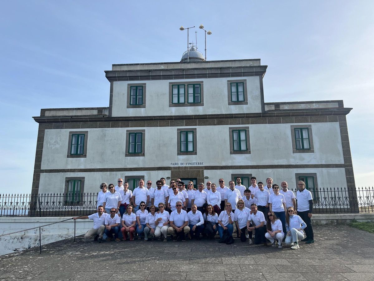 Los participantes de la actividad en el Faro de Finisterre