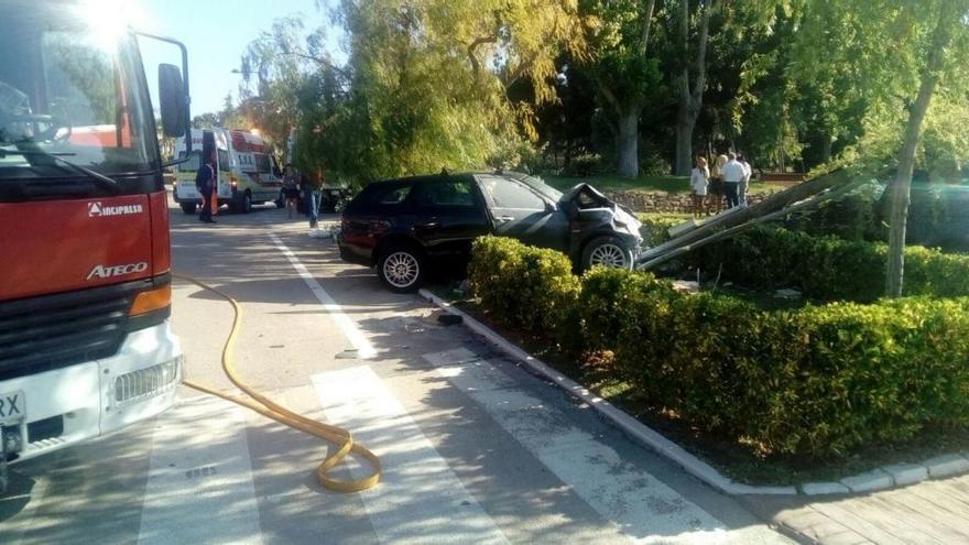 Un coche se empotra contra la entrada de un salón de banquetes en Chiva