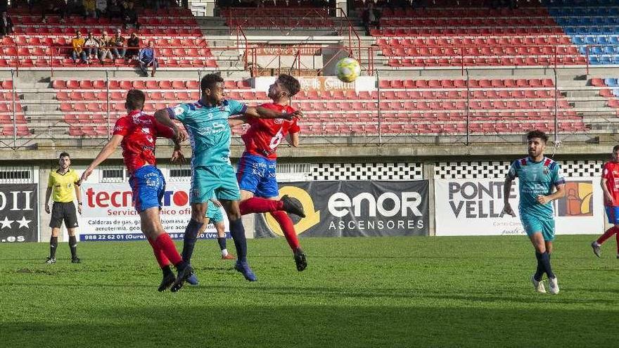 Manu Blanco pelea un balón aéreo con el delantero del Pontellas Charles. //C. Peteiro