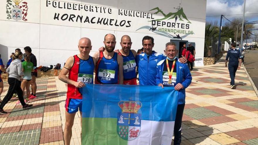 Efrén García Pesquera, primero por la derecha, luce su medalla y la bandera de Langreo junto a compañeros de equipo, el pasado fin de semana en el
Campeonato de España en Córdoba. Abajo, el corredor durante un entrenamiento.| LNE