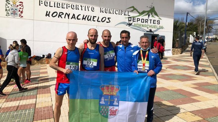 Efrén García Pesquera, primeru pela derecha, enseña la so medaya y la bandera de Llangréu al pie de los compañeros d&#039;equipu, nel Campeonatu d&#039;España en Córdoba. | LNE