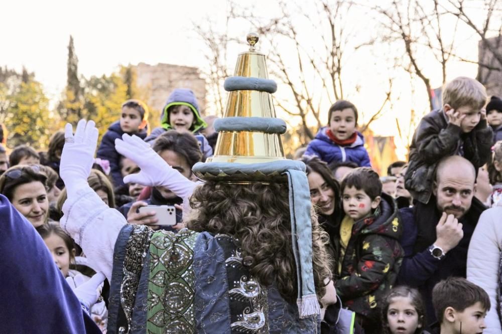 El campament reial de Girona s'omple de famílies que donen la benvinguda als reis d'Orient