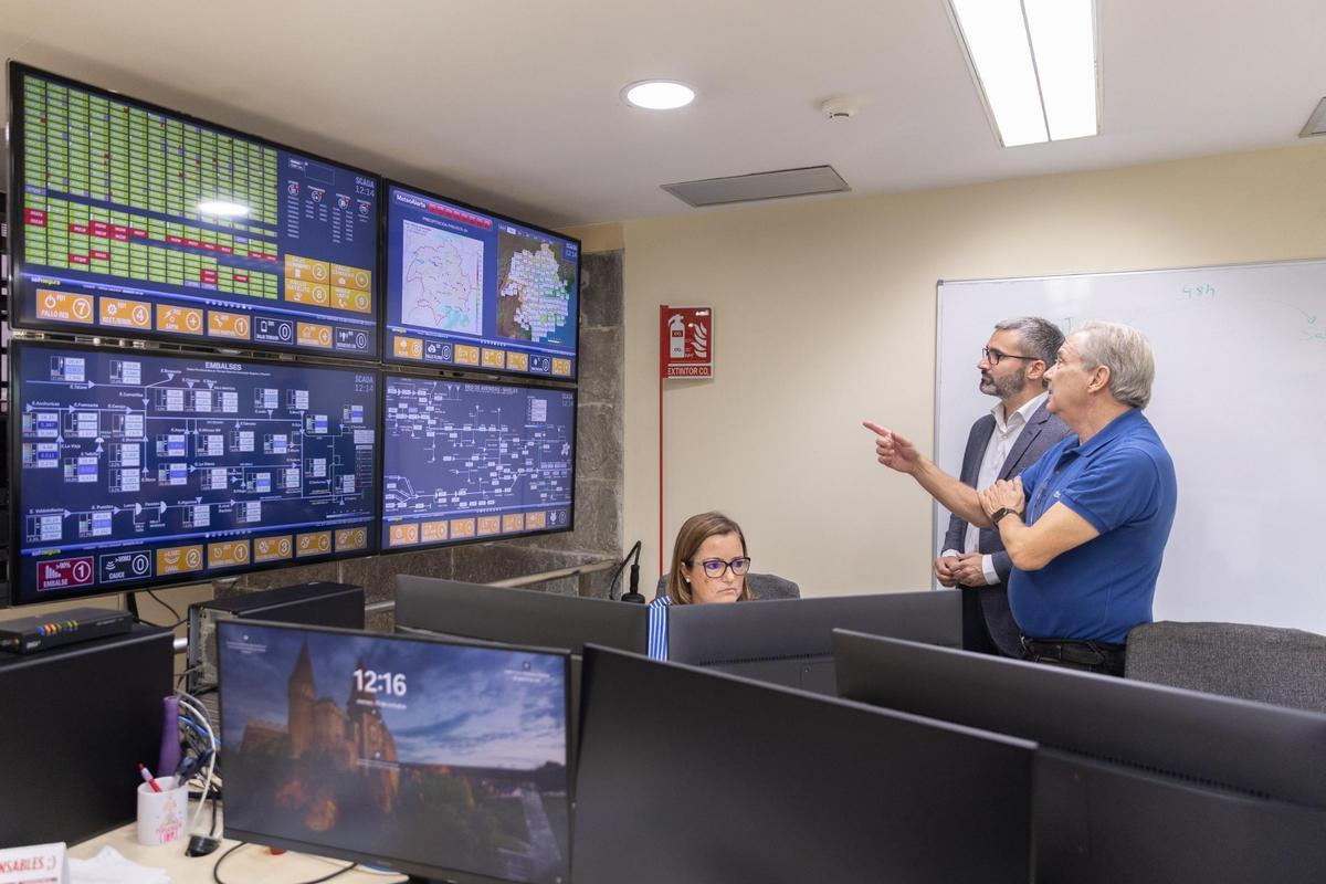 El delegado del Gobierno, Francisco Lucas, en la sede de la CHS valorando las lluvias caídas por la dana Alice