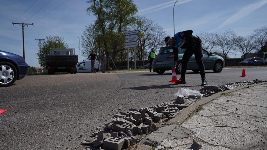 Un camión de ladrillos pierde parte de la carga en Zamora