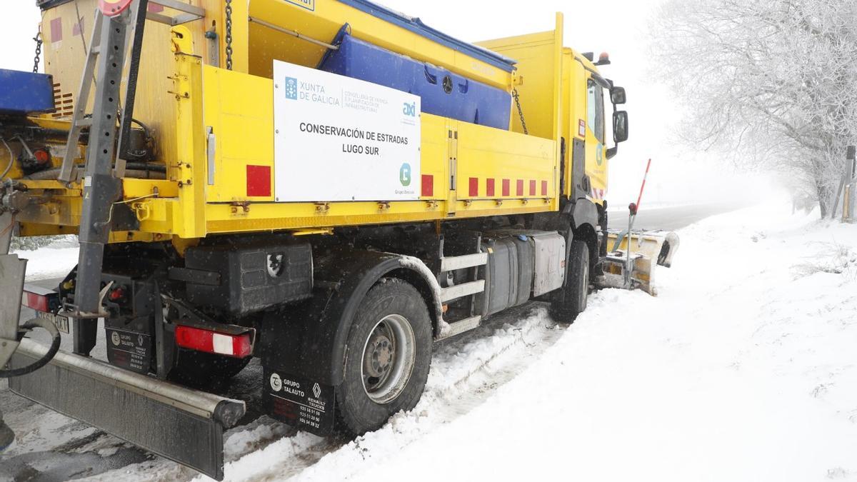 Un camión quitanieves en Lugo.