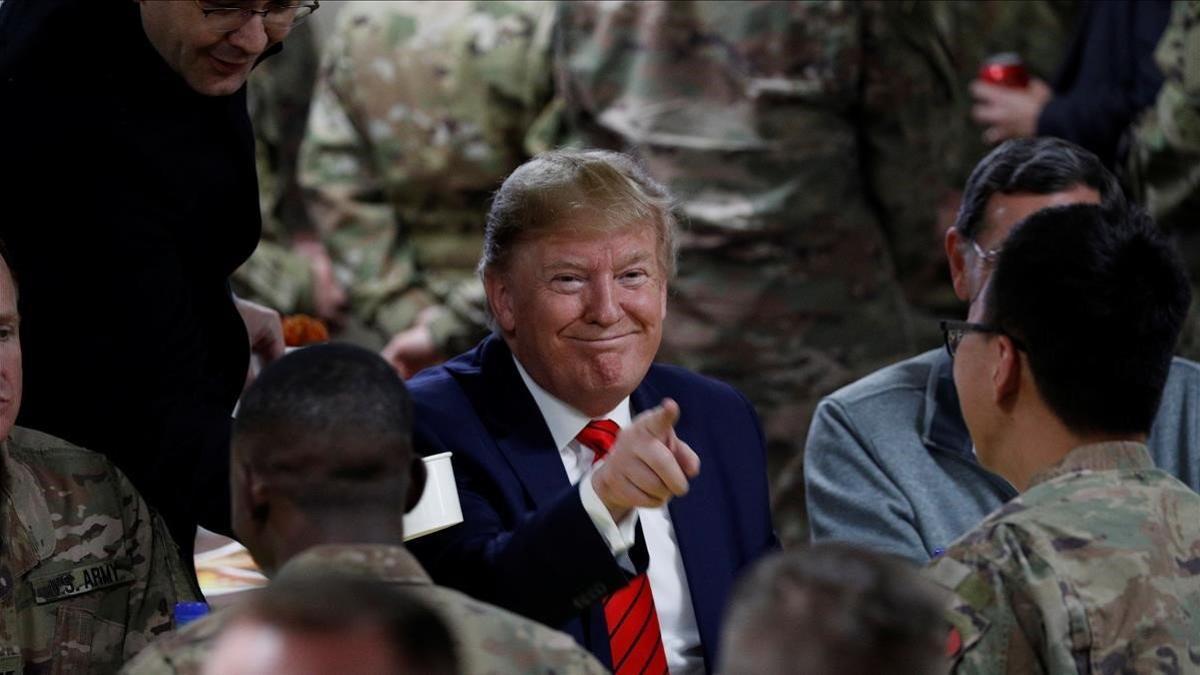 Trump bromea con los soldados durante la comida, en la base de Bagram en Afganistán.