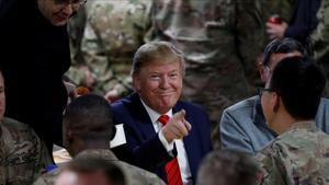 zentauroepp51130380 u s  president donald trump eats dinner with u s  troops at 191128201712