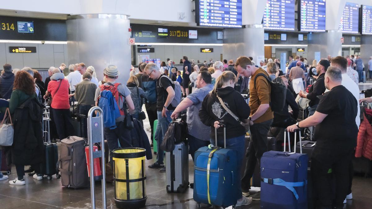 Pasajeros en no de los aeropuertos de Canarias.