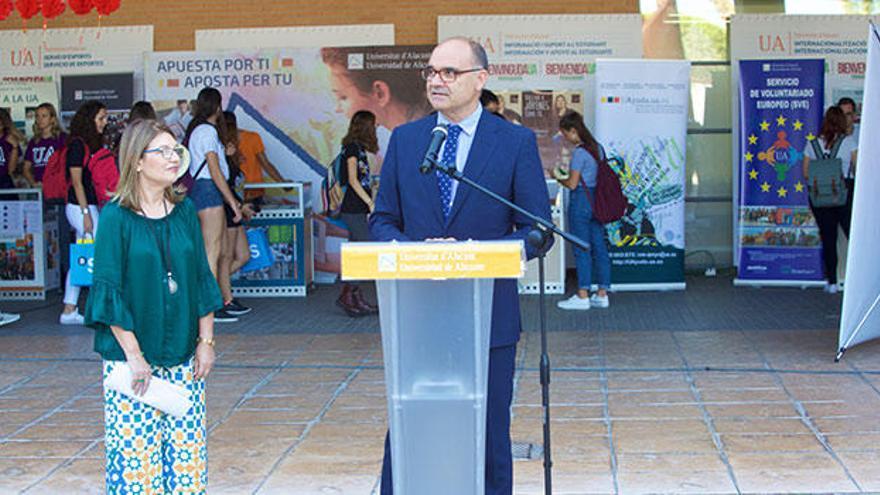 Acto inaugural de la Bienvenida a la UA, con el rector, Manuel Palomar, y la vicerrectora de Estudiantes y Empleo, Nuria Grané.