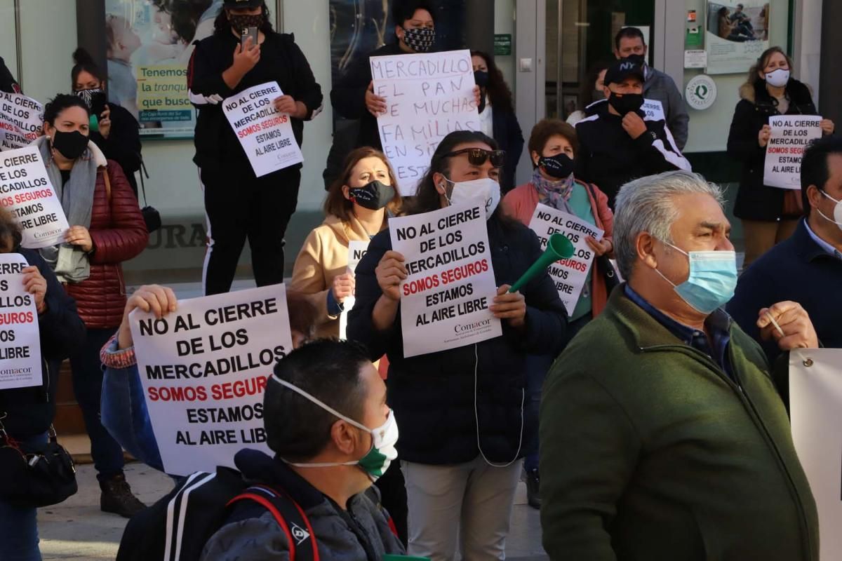 El comercio ambulante protesta ante el Ayuntamiento por el cierre de los mercadillos