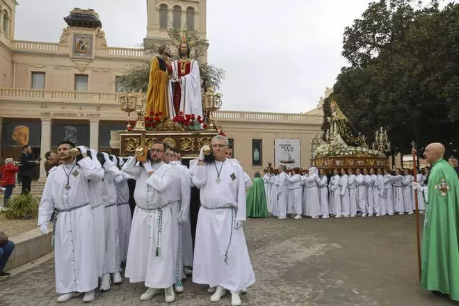 La Hermandad del Prendimiento y Nuestra Señora del Consuelo se dan media vuelta por la lluvia